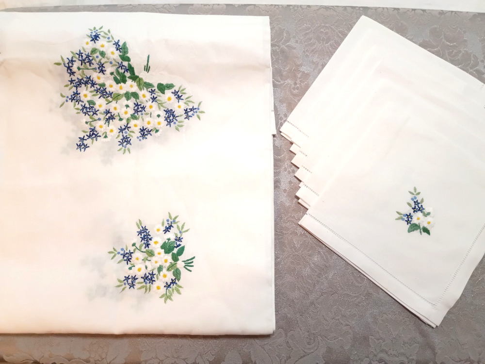 VTG Hand Embroidered Sewn 77x53 Bouquet Rectangle Linen Tablecloth & 6 Napkins